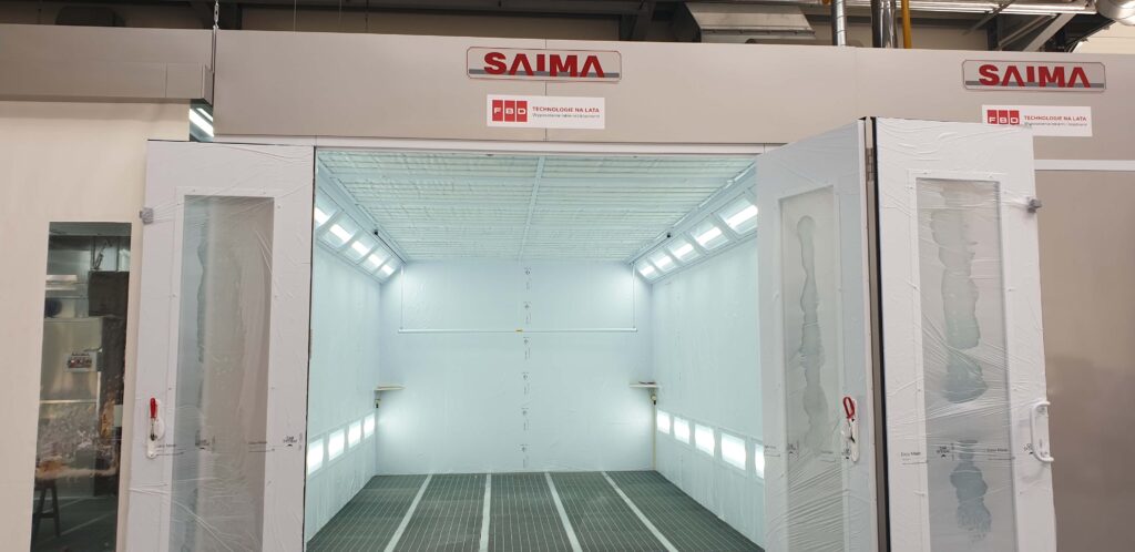Wnętrze kabiny lakierniczo suszącej Saima Meccanica. Innowacyjne lampy LED do zastosowań lakierniczych.